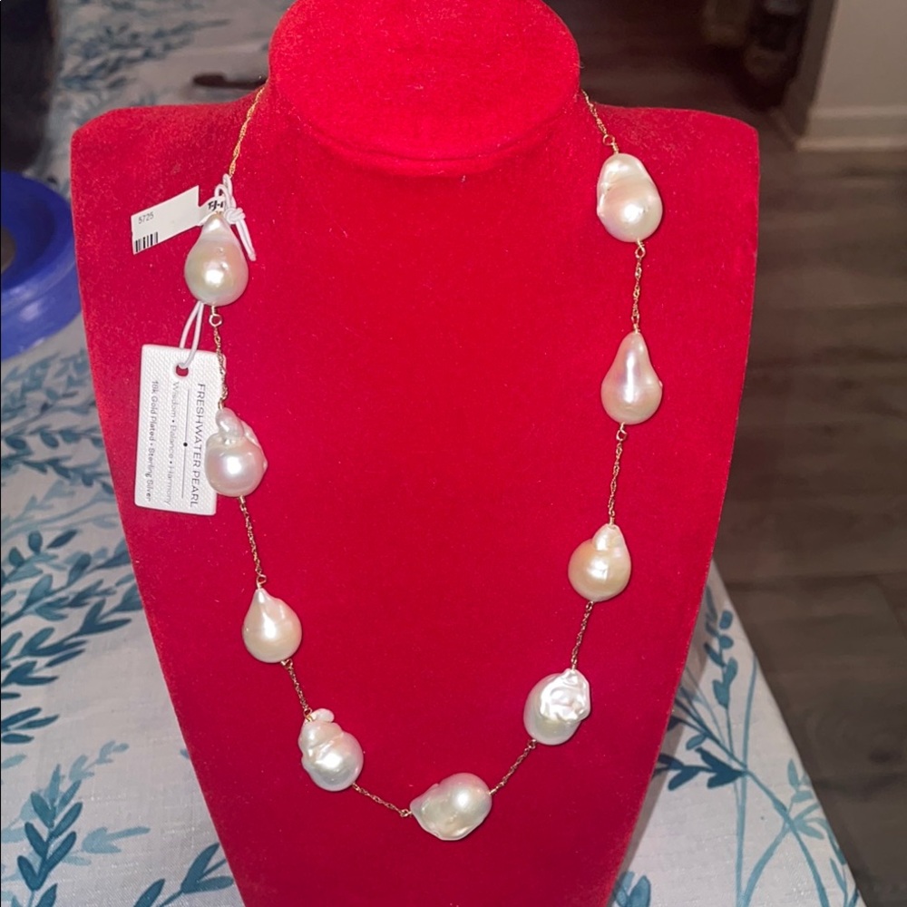 Elegant Pearl Necklace with Gold Chain